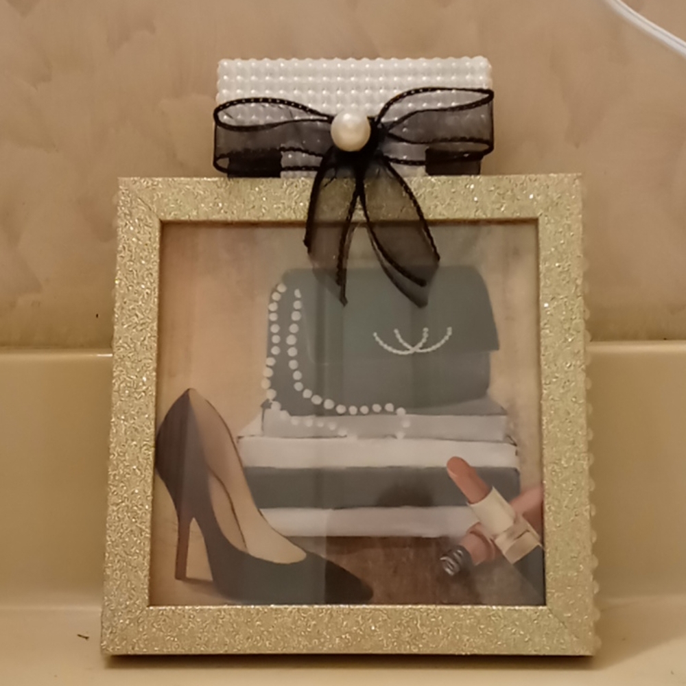 Reversible perfume bottle decor